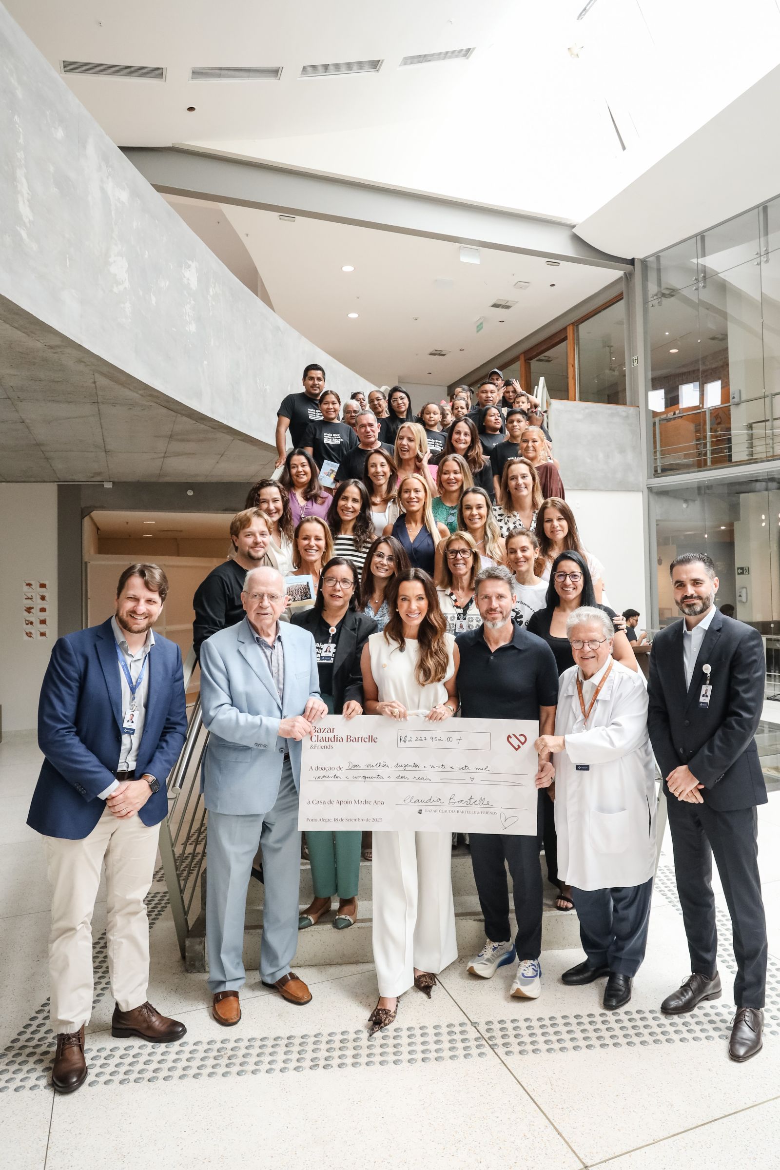 Claudia Bartelle oficializa entrega de cheque à Casa Madre Ana após arrecadação recorde