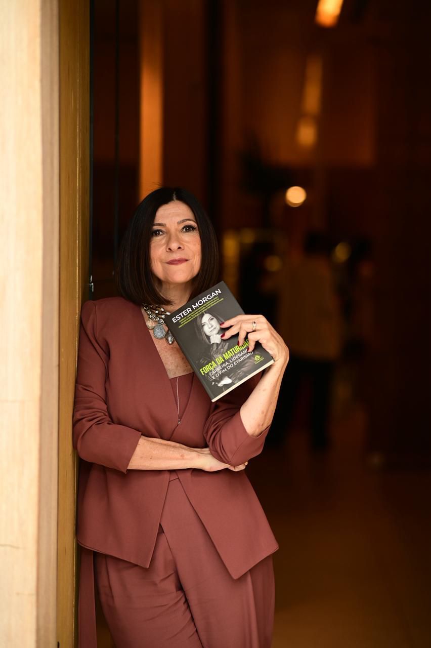 Ester Morgan e o mercado de luxo: a maturidade como ativo de posicionamento